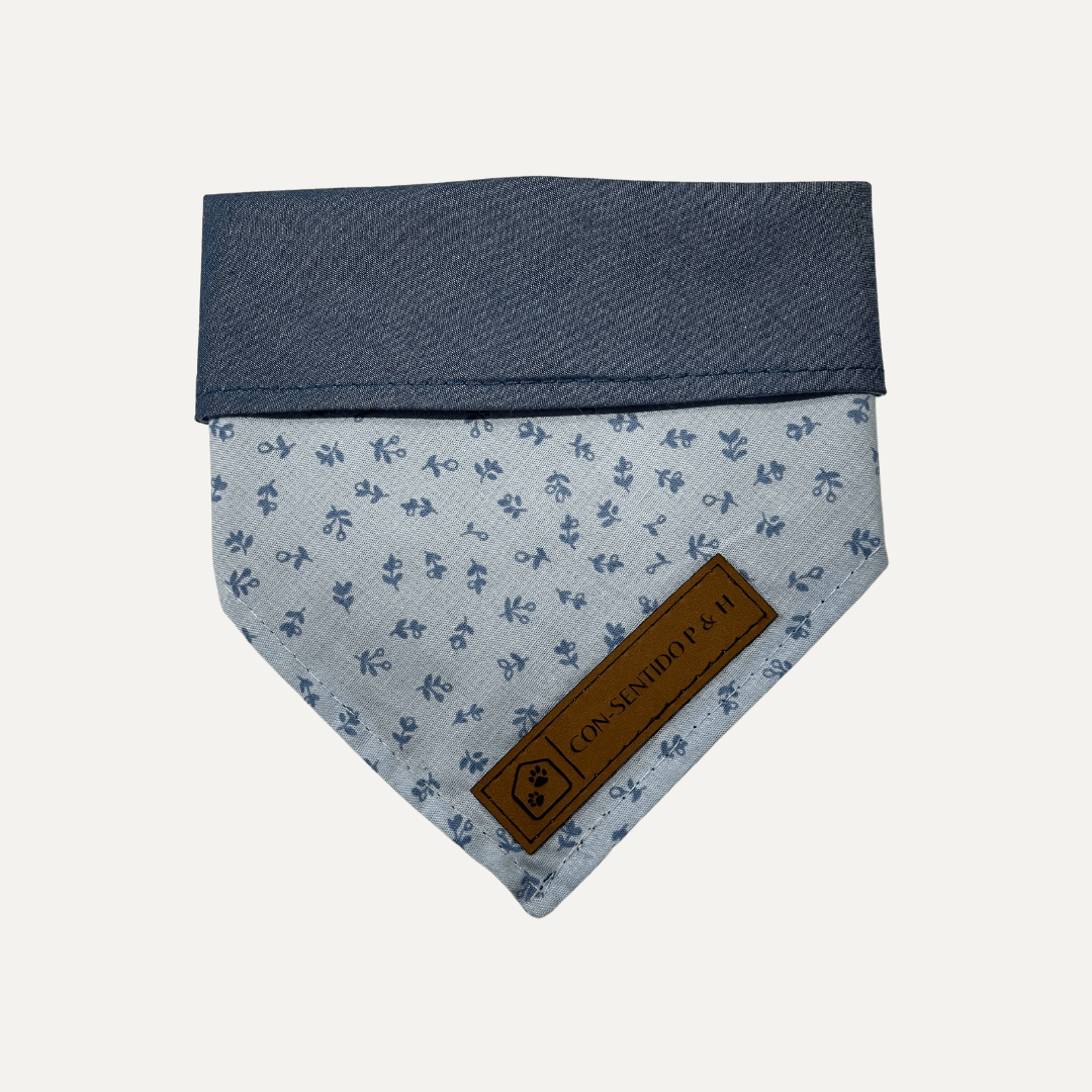 Pañoleta Encanto para Mascotas – Reversible, floral y suave