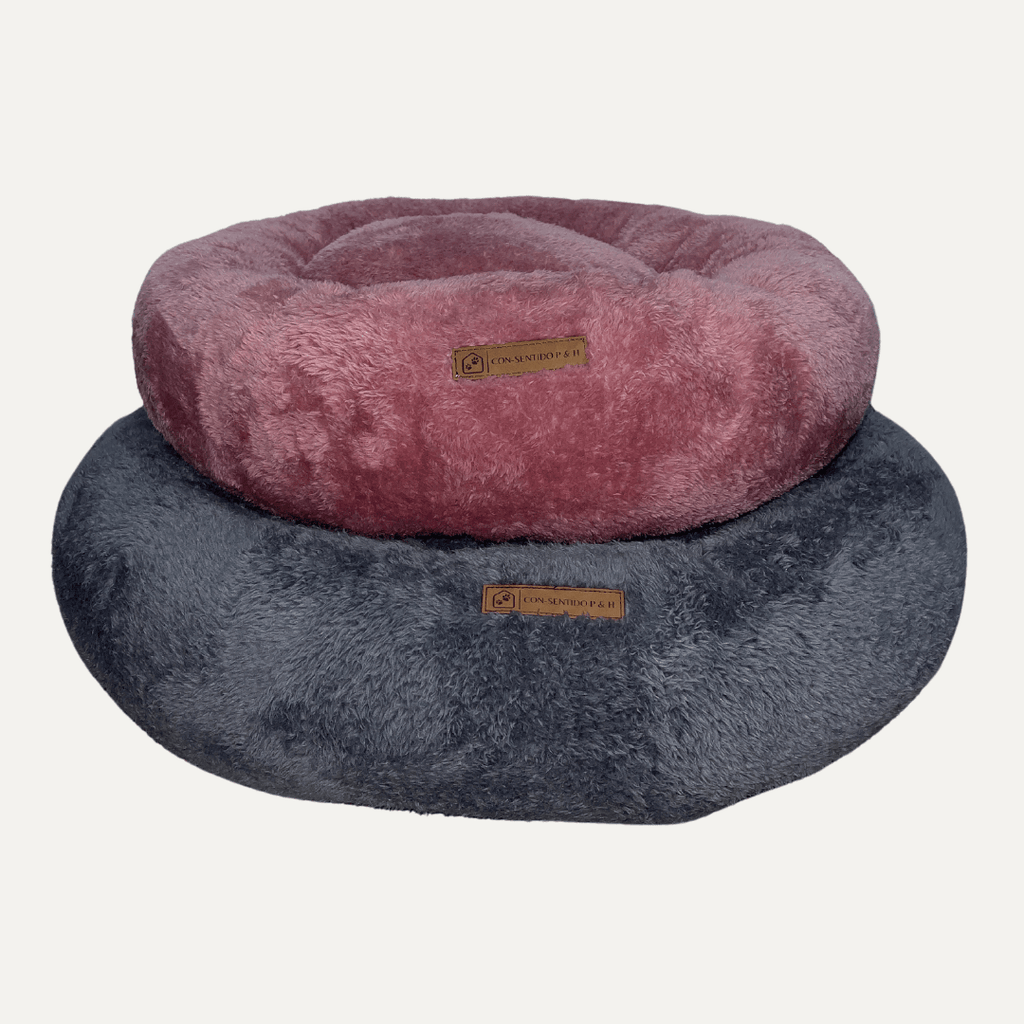 Cama Dona Ceiba antiestrés para perros y gatos con centro ortopédico de espuma, bordes elevados y tela tipo peluche ultra suave. Ideal para brindar comodidad, seguridad y un descanso profundo a mascotas de todas las edades.