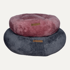 Cama Dona Ceiba antiestrés para perros y gatos con centro ortopédico de espuma, bordes elevados y tela tipo peluche ultra suave. Ideal para brindar comodidad, seguridad y un descanso profundo a mascotas de todas las edades.
