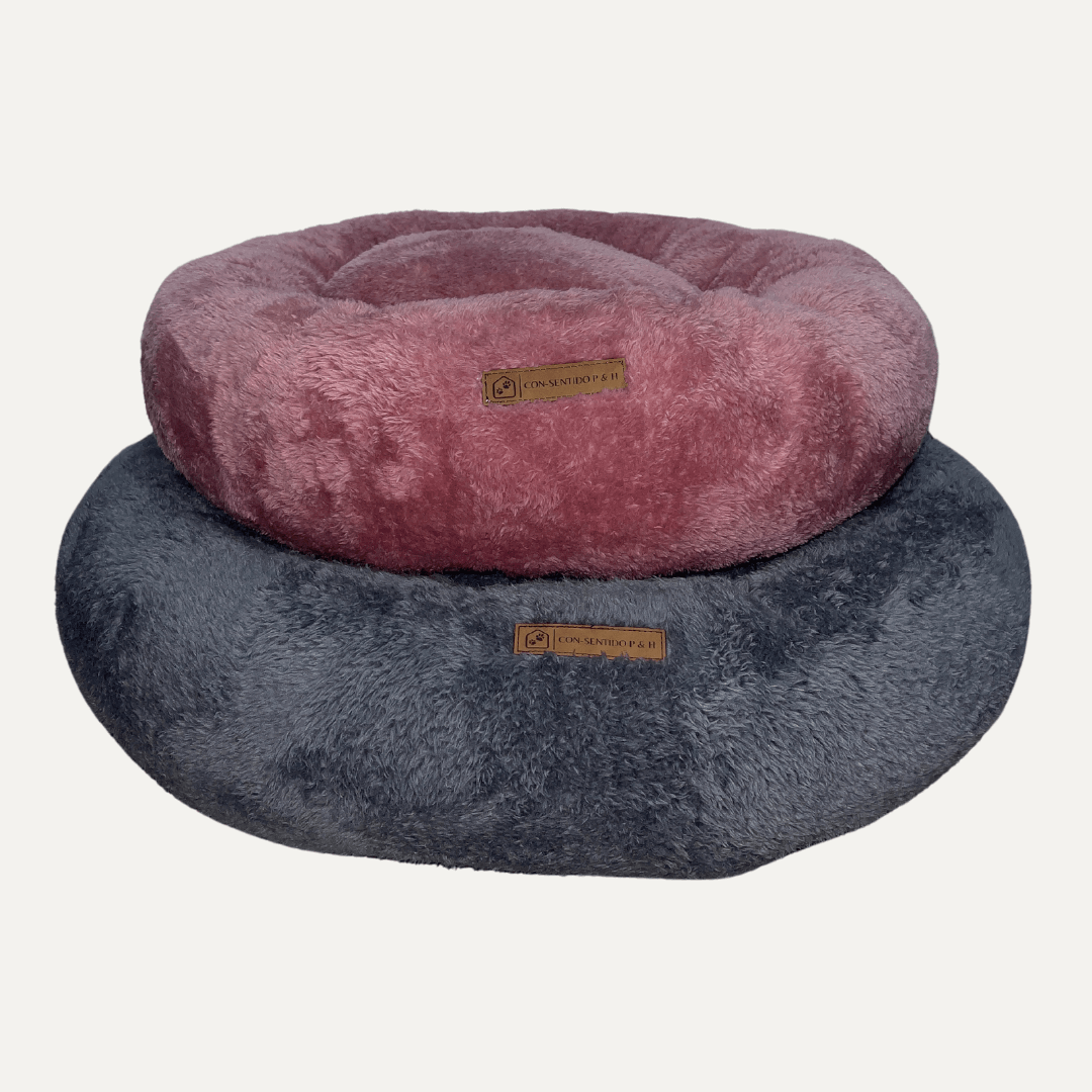 Cama Dona Ceiba antiestrés para perros y gatos con centro ortopédico de espuma, bordes elevados y tela tipo peluche ultra suave. Ideal para brindar comodidad, seguridad y un descanso profundo a mascotas de todas las edades.