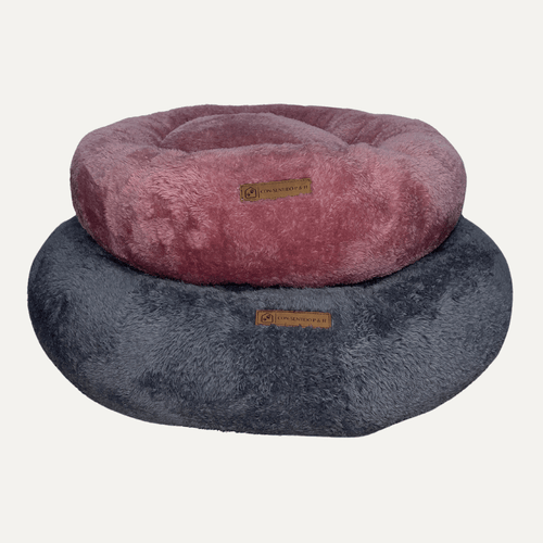 Cama Dona Ceiba antiestrés para perros y gatos con centro ortopédico de espuma, bordes elevados y tela tipo peluche ultra suave. Ideal para brindar comodidad, seguridad y un descanso profundo a mascotas de todas las edades.