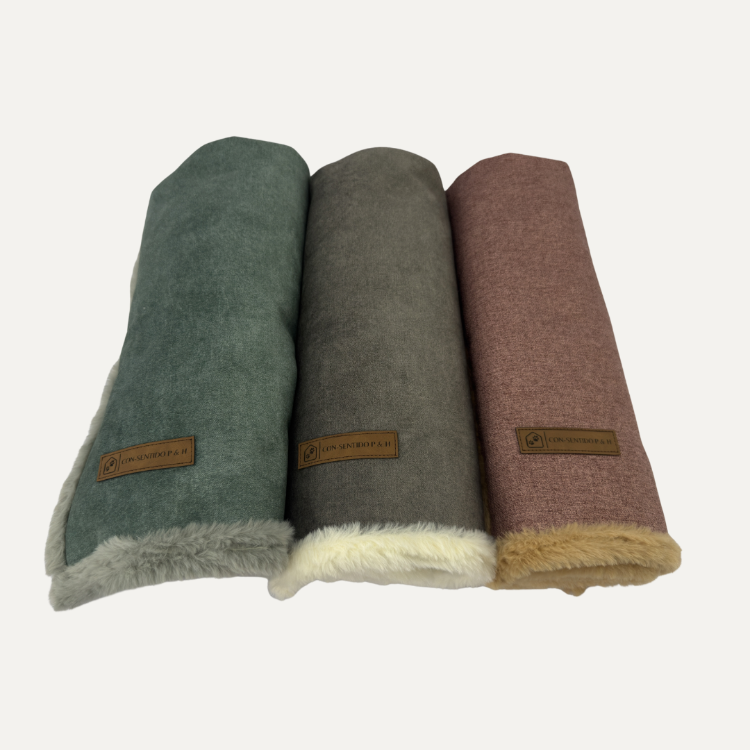 Cobija Ciprés suave y térmica para perros y gatos en colores verde olivo, gris piedra y terracota. Ideal para calidez y descanso. Producto de CON·SENTIDO PET & HOME.