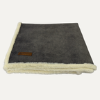 Cobija Ciprés para perros y gatos color terracota, suave y térmica, ideal para complementar camas o usar como manta portátil - CON·SENTIDO PET & HOME